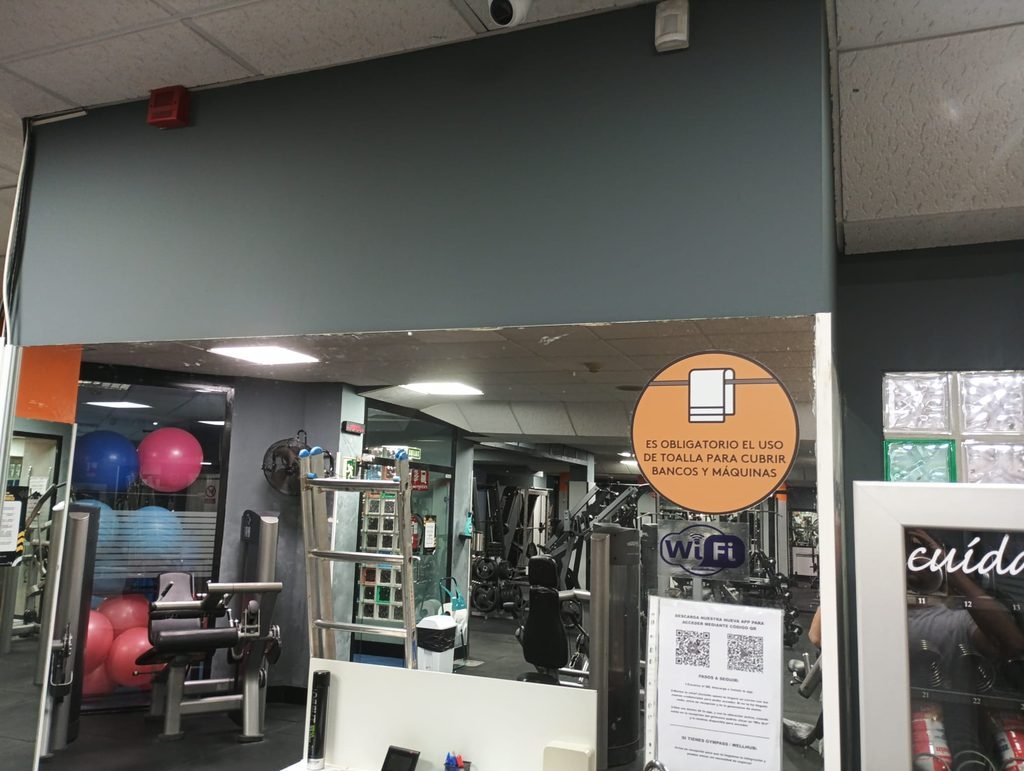 Pared gris recién pintada y terminada en un gimnasio de Guadalajara
