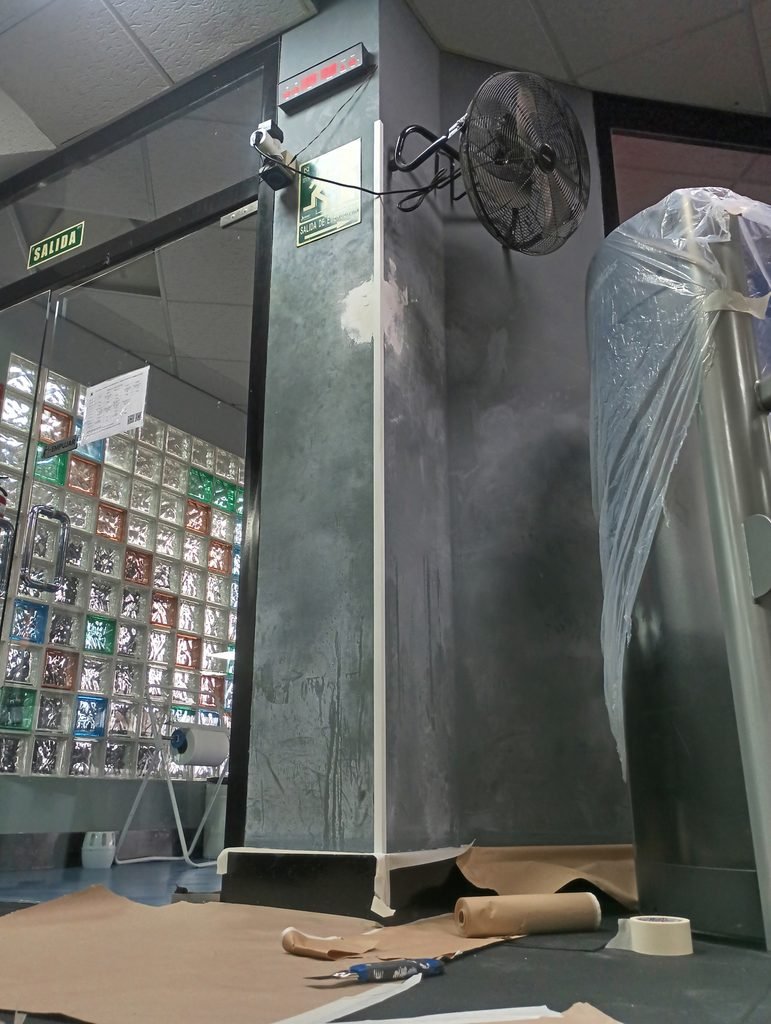 Pared gris deteriorada antes de volver a pintar en un gimnasio de Guadalajara
