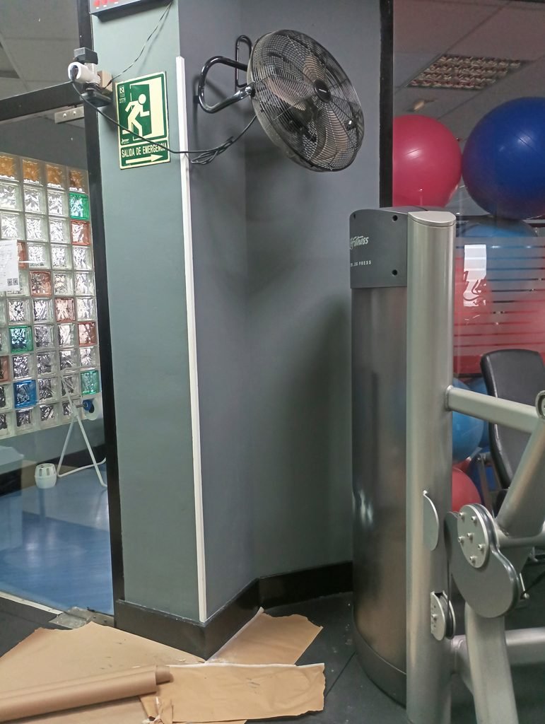 Pintar un gimnasio en Guadalajara: pared gris recién pintada